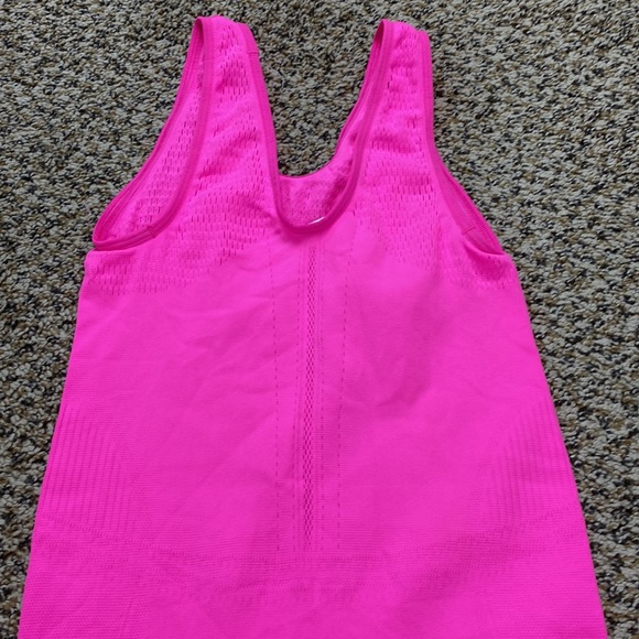 Lululemon Enlighten Hot Pink Tank - Picture 6 of 9